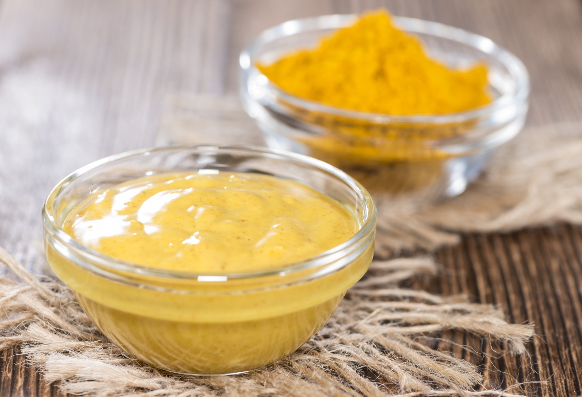 Curry: cos'è, proprietà, benefici, usi in cucina e ricette 1 una ciotolina in vetro colma di salsa al curry