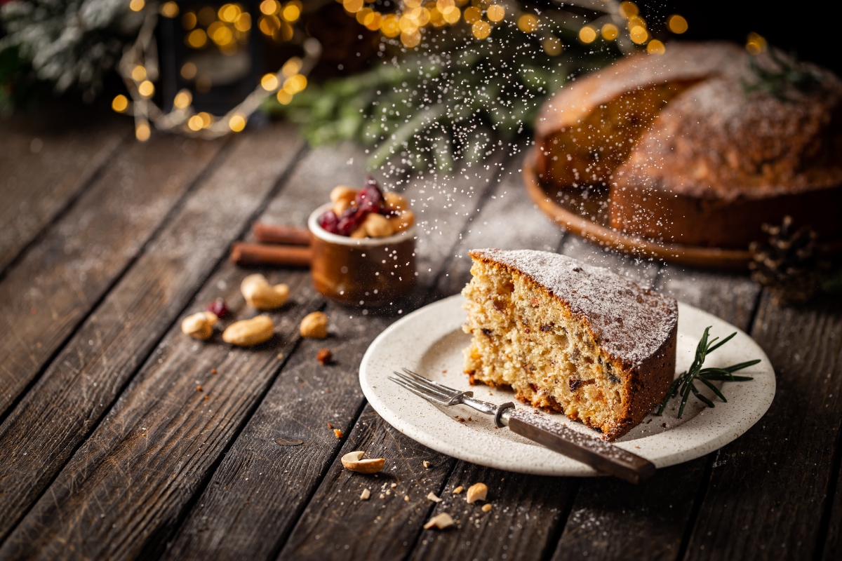Noci: proprietà, calorie e usi in cucina 2 una fetta di torta alle noci su un piattino