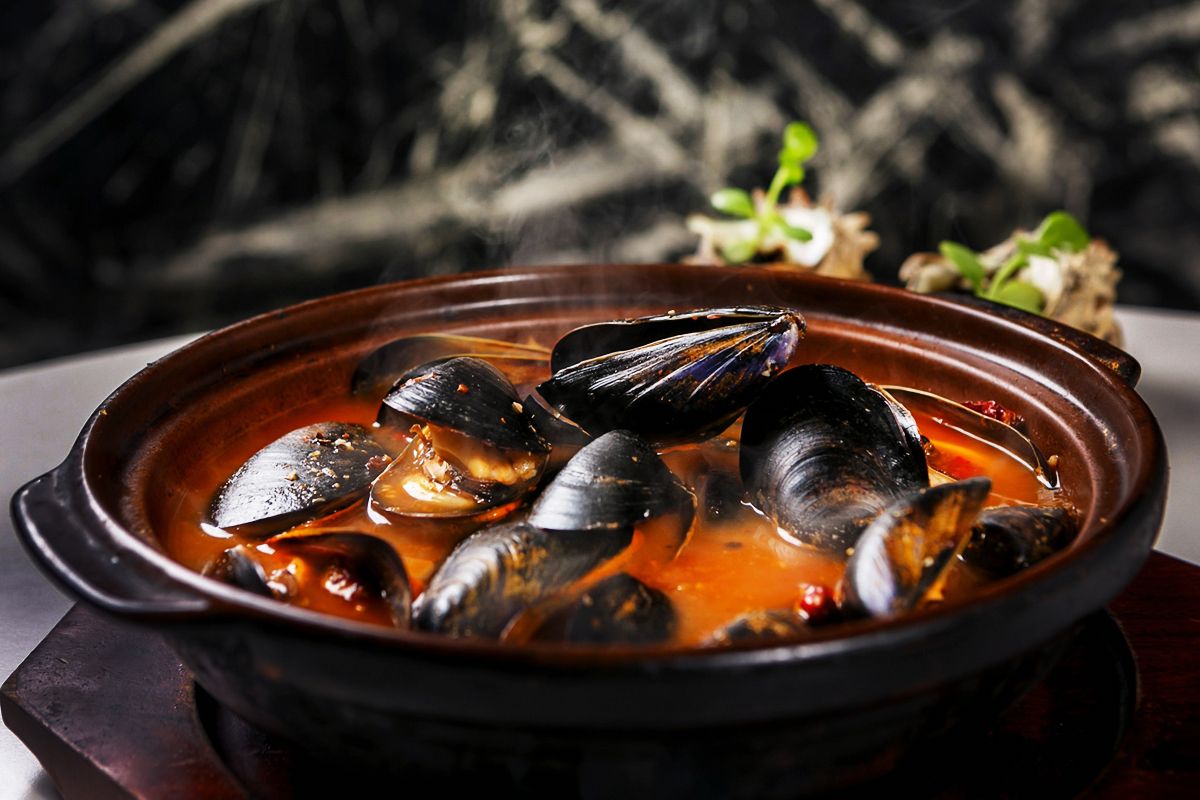 Zuppa di cozze, il sapore del mare in un piatto goloso 4 primo piano di una zuppa di pesce sul tavolo