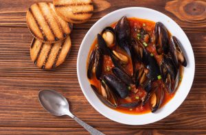 Zuppa di cozze, il sapore del mare in un piatto goloso