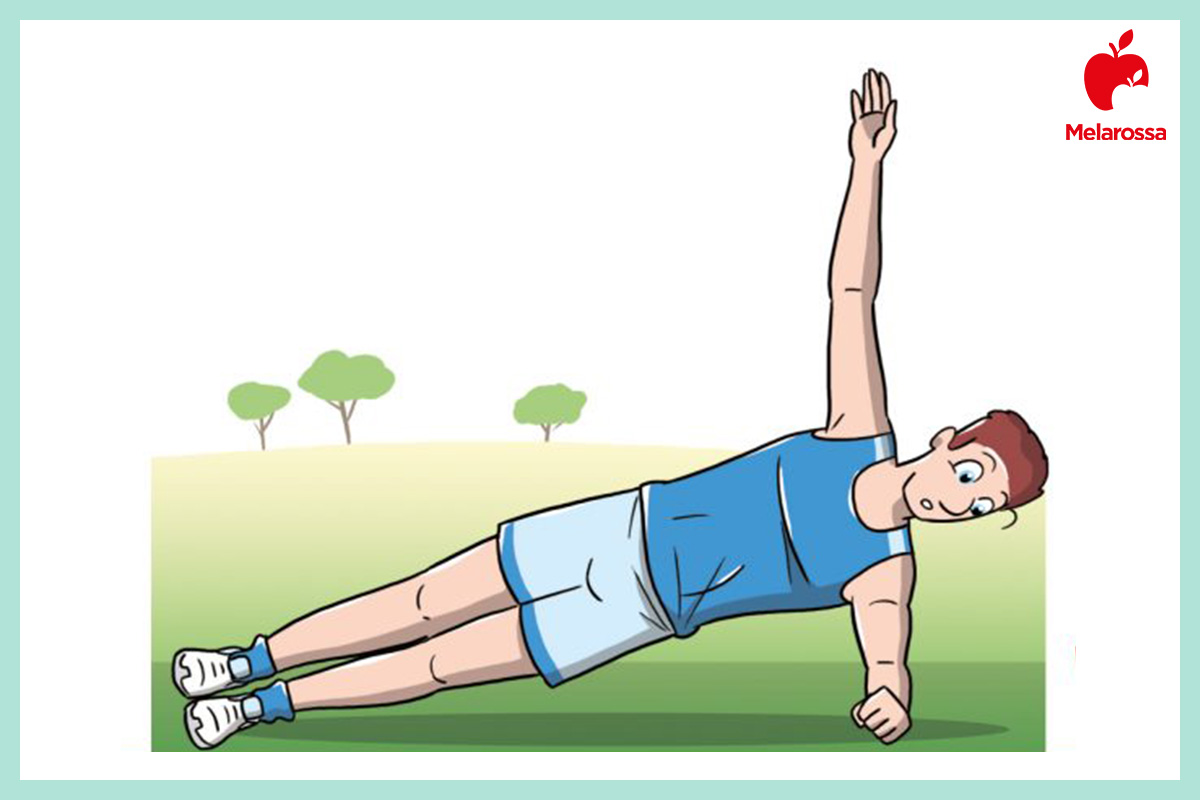 Allenamento funzionale: che cos'è, benefici, scheda di allenamento e esempi di esercizi di functional training 3 Grafica allenamento funzionale con uomo che esegue il plank laterale in appoggio sull’avambraccio con corpo allineato e braccio superiore sollevato.