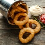 Anelli di cipolla, i golosi stuzzichini che tutti amano 2 Anelli di cipolla ricetta
