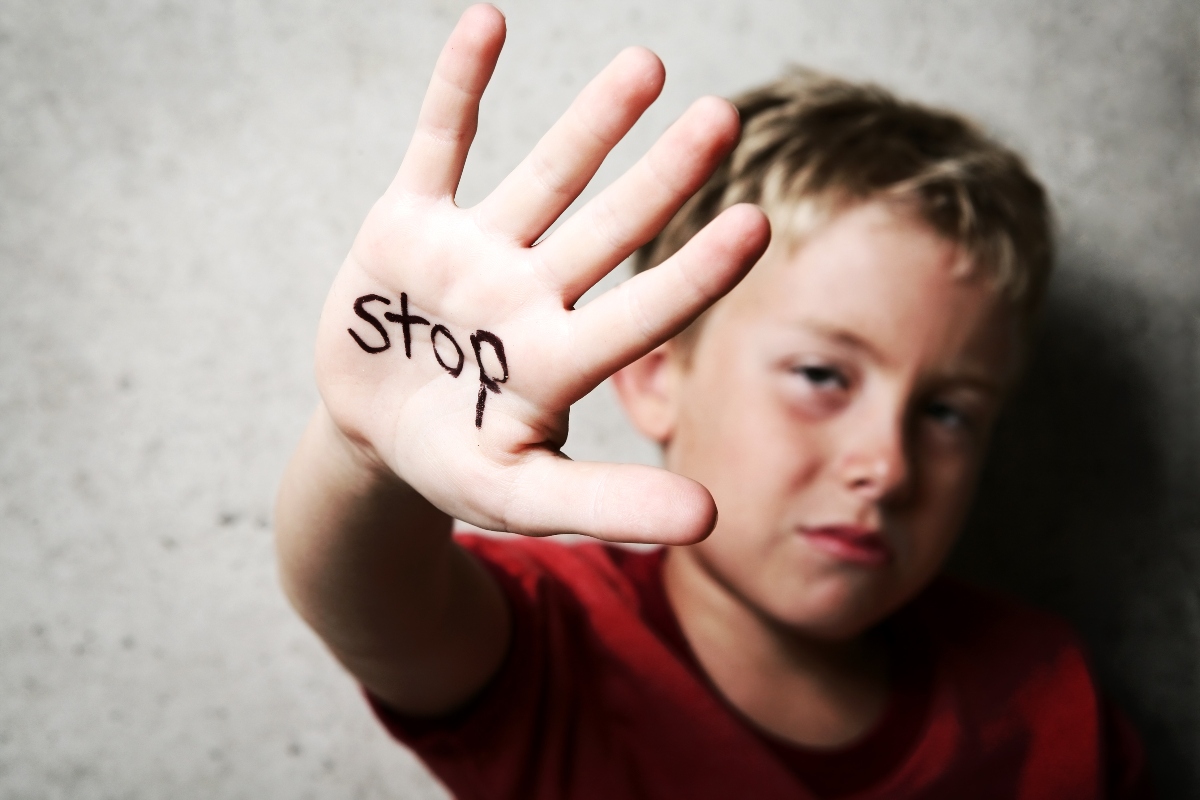 Bullismo: che cos’è, principali forme, caratteristiche del bullo e della vittima, cause e conseguenze, cure e prevenzione 8 bullismo fattori di rischio per la vittima di bullismo