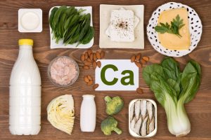 Calcio (minerale): che cos&rsquo;&egrave;, fabbisogno nutrizionale, alimenti ricchi, carenze ed eccessi, integratori