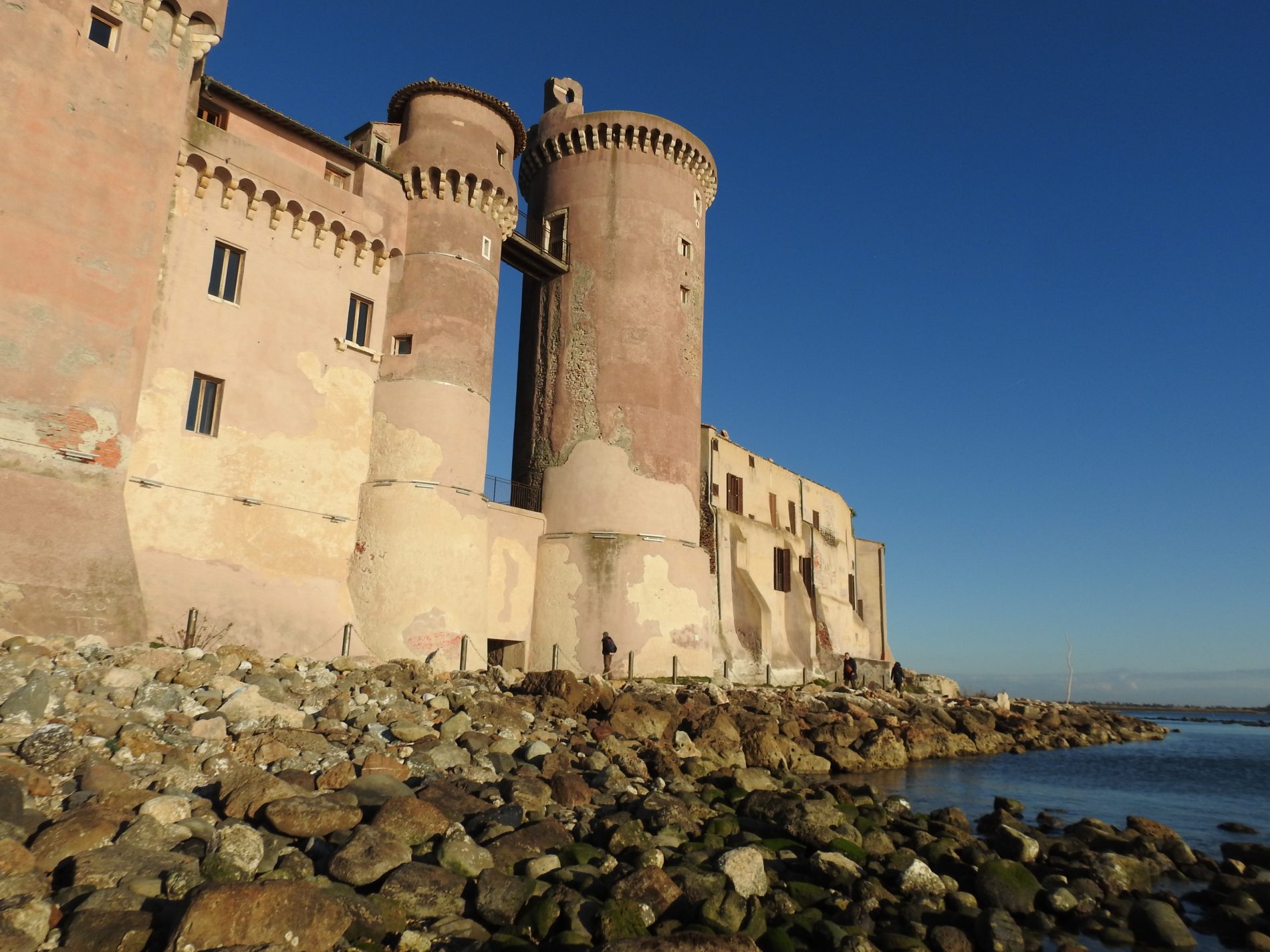 Alla scoperta del castello di Santa Severa, una spiaggia piena di storia 1 santa severa castello
