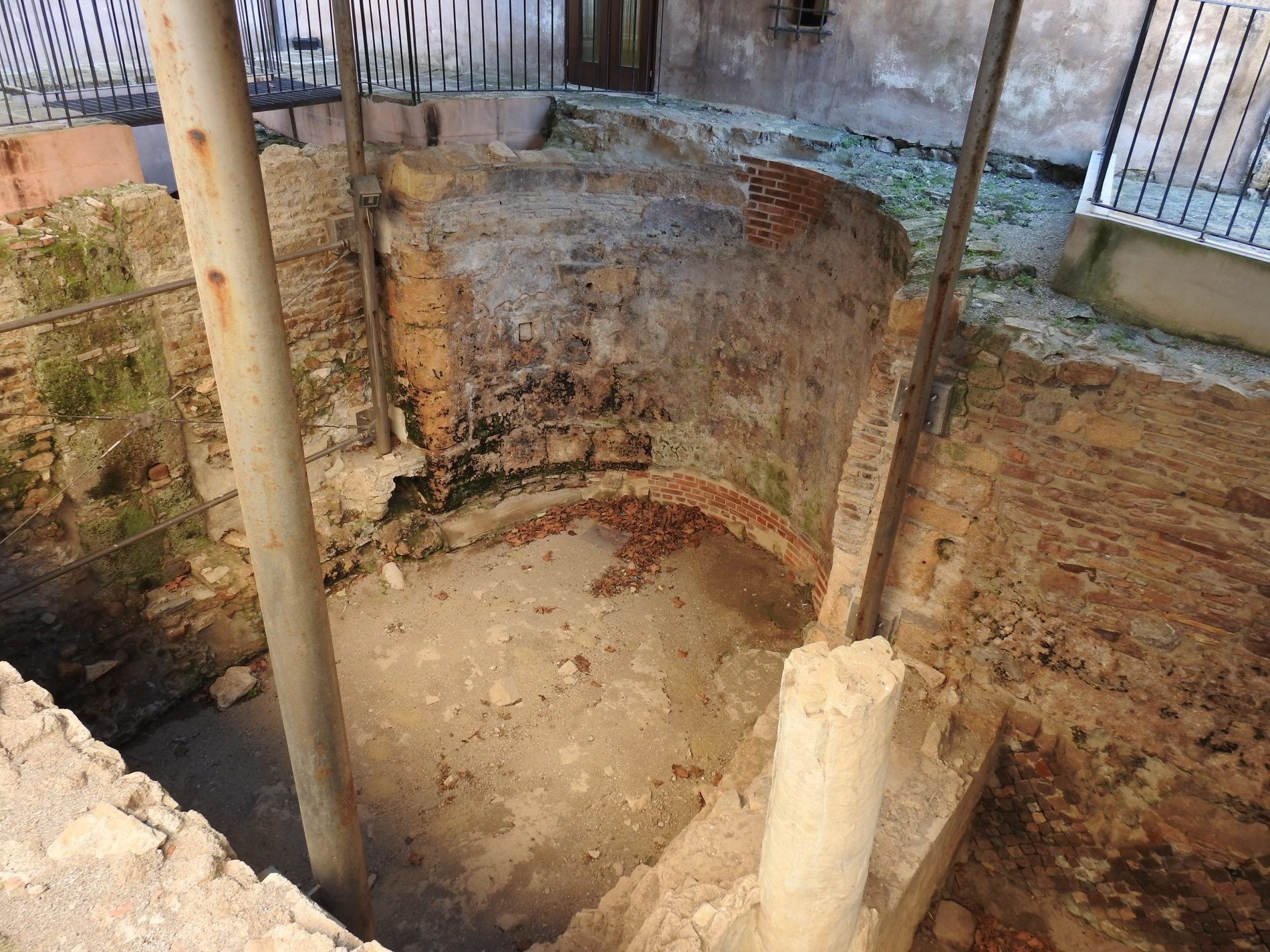 Alla scoperta del castello di Santa Severa, una spiaggia piena di storia 7 castello di santa severa chiesa paleocristiana 1