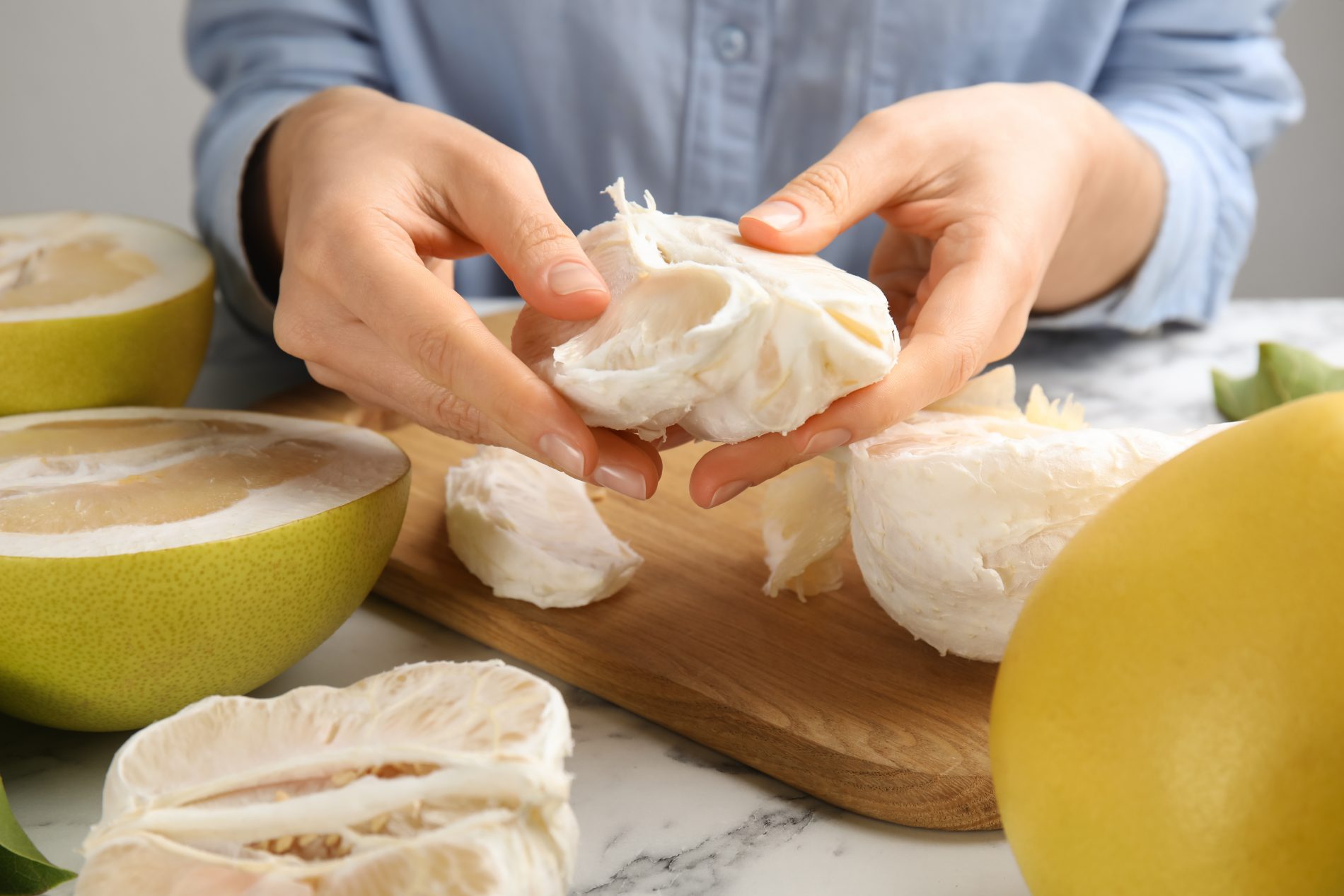 Pomelo: l'agrume più grande del mondo tra proprietà, benefici, usi in cucina e ricette 5 come sbucciare un pomelo