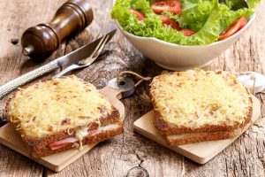 Croque monsieur,il famoso sandwich francese, ricetta classica e varianti pi&ugrave; leggere