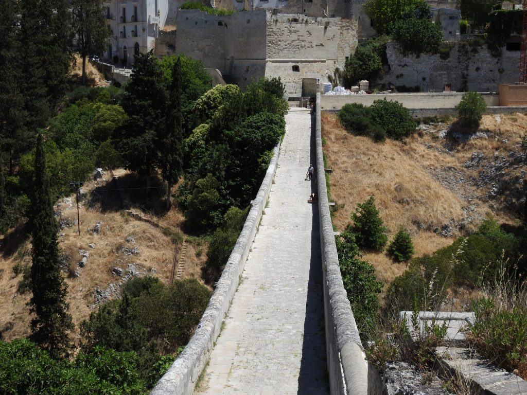 Alla scoperta di Gravina in Puglia, dei suoi canyon e delle sue fontane 10 gravina ponte dellacquedotto 3