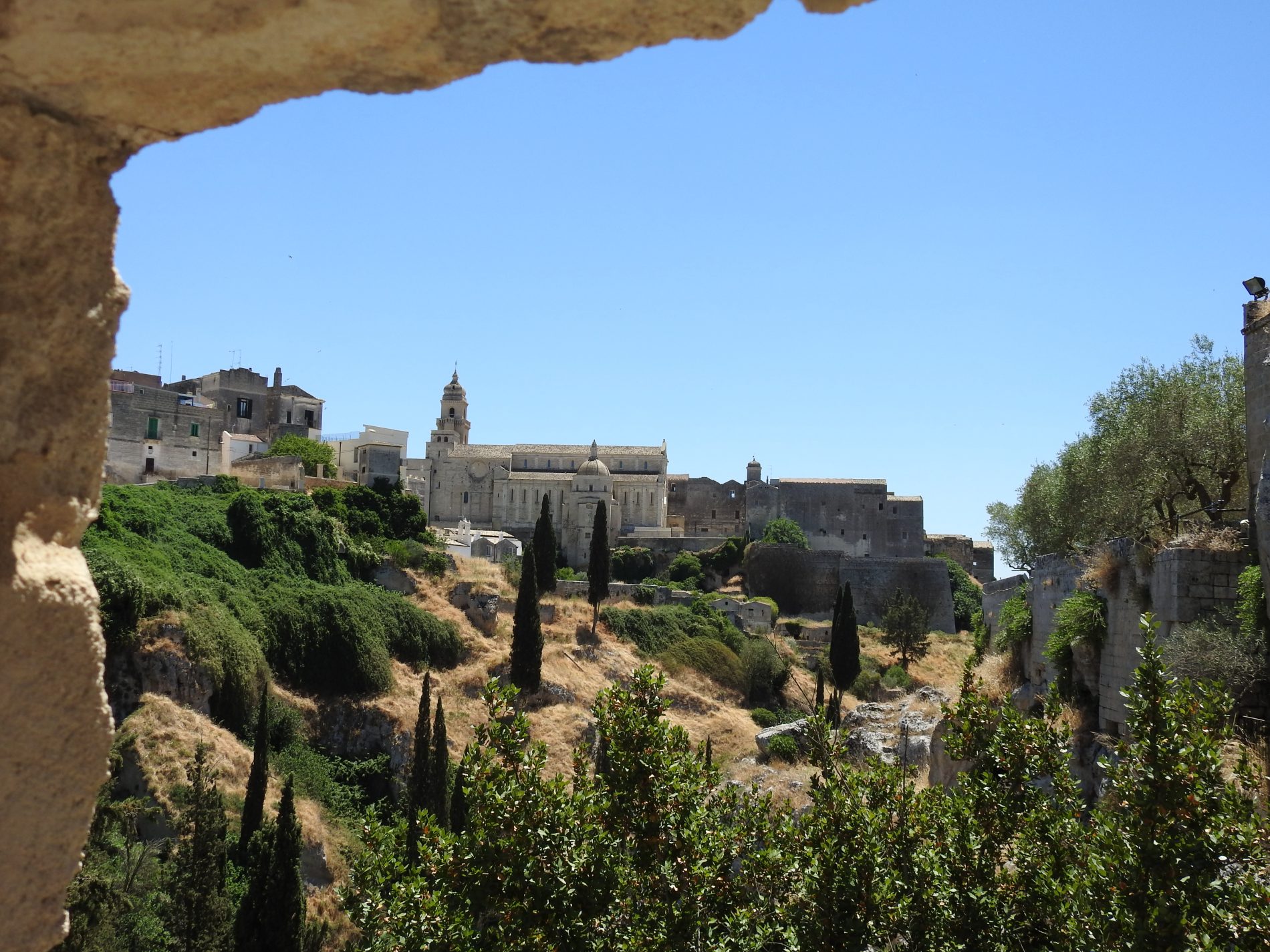 Alla scoperta di Gravina in Puglia, dei suoi canyon e delle sue fontane 1 gravina vista della cattedrale