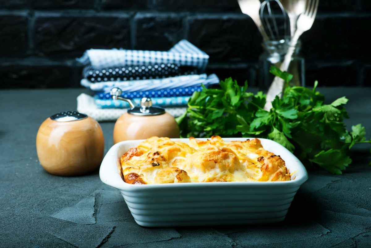 Ricette con cavolfiore: idee facili e creative dall'antipasto al contorno 3 su base scura una teglia piena di sformato di cavolfiore