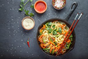 Spaghetti di riso con verdure: un primo piatto vegetariano della cucina cinese