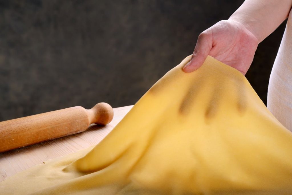 Tortellini, il capolavoro della cucina bolognese 4 Tortellini impasto steso