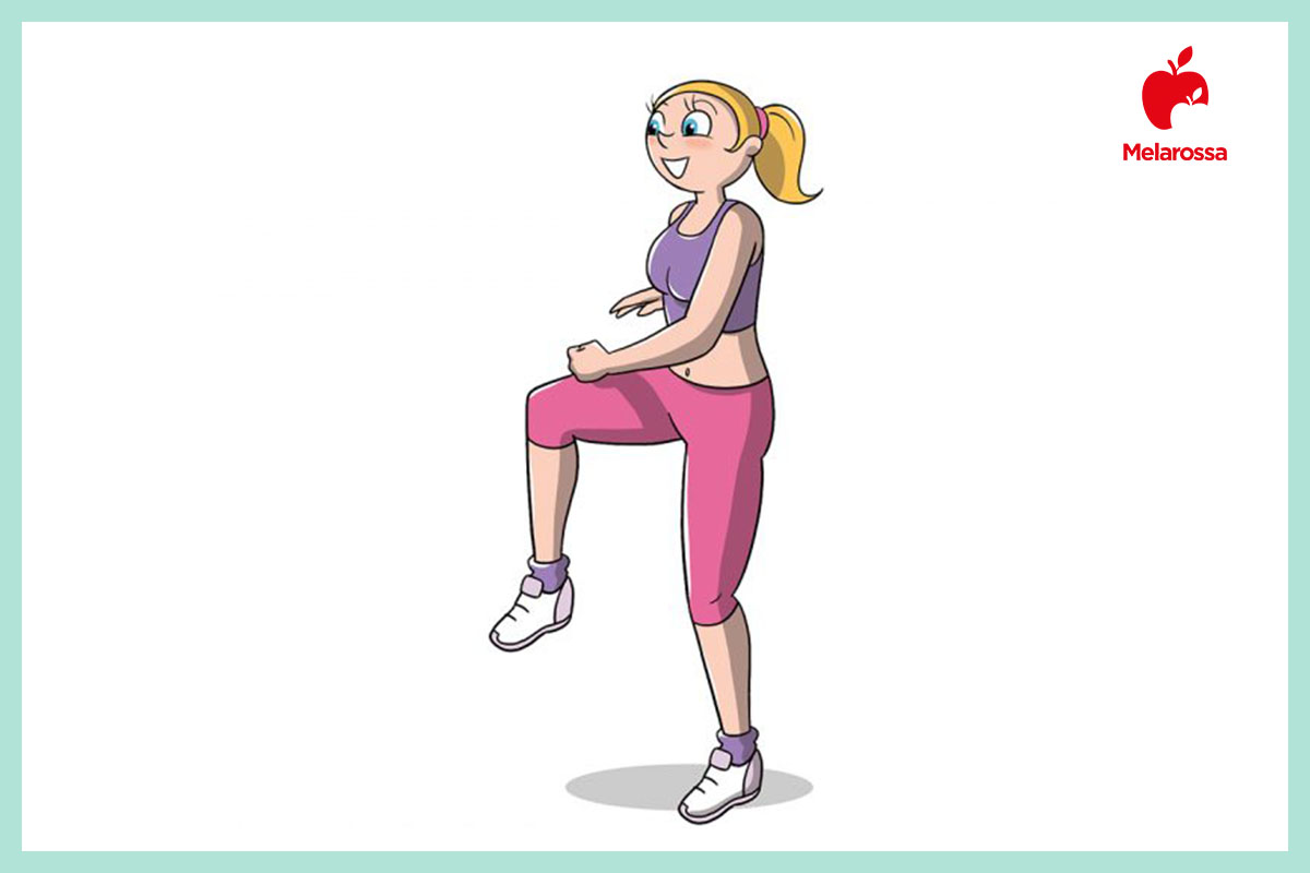 Walk at home o camminata attiva in casa: programma di 4 settimane per bruciare calorie velocemente 7 Illustrazione di una donna che esegue l'esercizio ginocchia alzata spiegare esercizi di walk at home. In alto a destra logo Melarossa