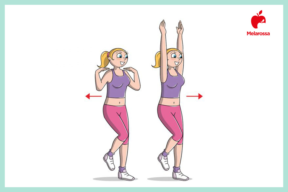 Walk at home o camminata attiva in casa: programma di 4 settimane per bruciare calorie velocemente 3 Illustrazione di una donna per spiegare come fare la camminata con movimenti braccia con frecce durante un programma di walk at home. A destra Logo Melarossa