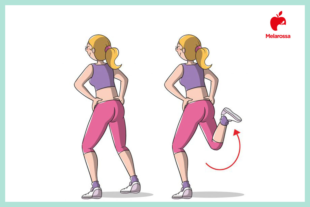 Walk at home o camminata attiva in casa: programma di 4 settimane per bruciare calorie velocemente 8 Illustrazione di una donna di schiena che esegue un leg curl portando il tallone ai glutei. In alto a destra logo Melarossa