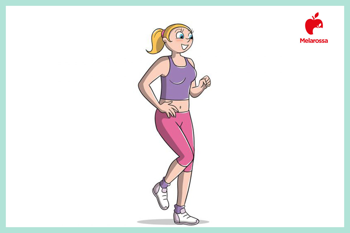 Walk at home o camminata attiva in casa: programma di 4 settimane per bruciare calorie velocemente 1 Illustrazione di una donna che esegue una camminata dinamica in casa per un allenamento walk at home. A destra logo Melarossa
