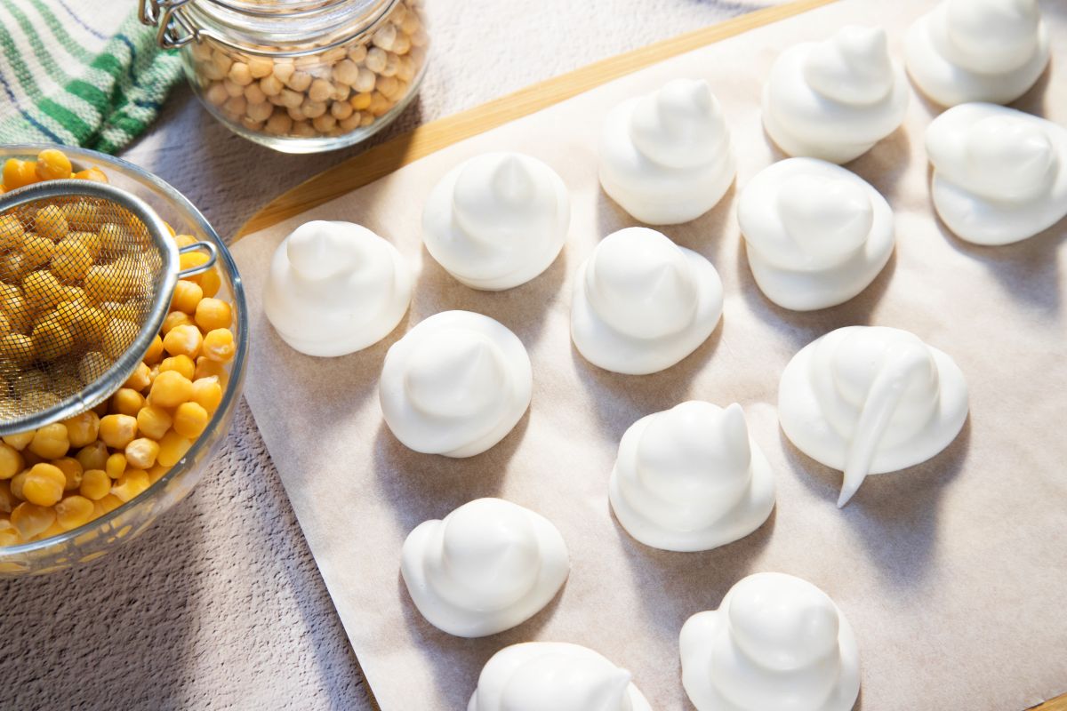 Aquafaba, l'alternativa vegetale all'albume da fare a casa 5 meringhe con aquafaba