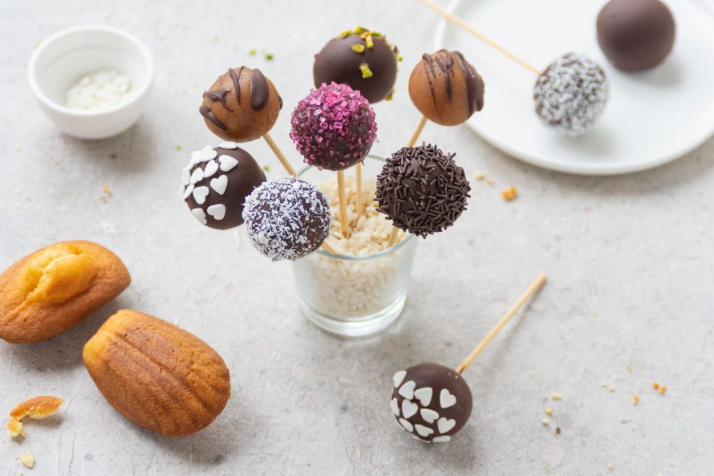 Cake pops: la ricetta al cioccolato senza glutine 8 bicchiere di vetro con 7 bastoncini di cake pops di diversi gusti e colori