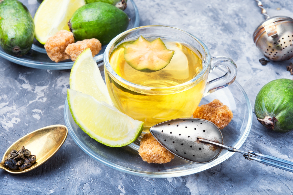 Feijoa: il frutto esotico dai tanti benefici per la salute 2 Una tazza con una tisana a base di feijoa