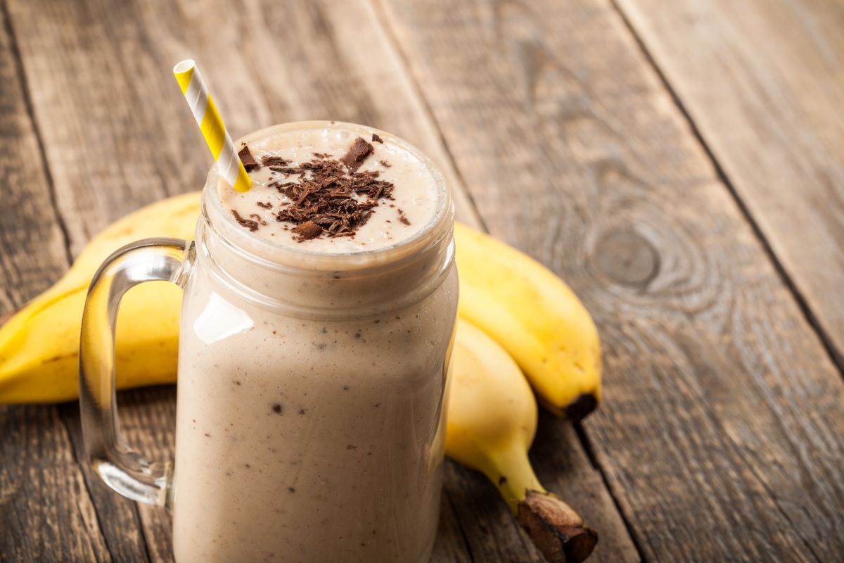Frullato di banana, spuntino ad alto potere saziante 2 Bicchiere con frullato di banana e cacao amaro con la cannuccia