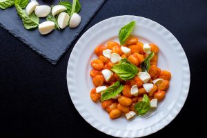 Gnocchi alla Sorrentina, un primo piatto delizioso con pomodoro e mozzarella