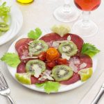 Insalata di misticanza e bresaola con frutta, leggera e golosa 1 insalata di misticanza e bresaola