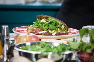 Panino integrale con prosciutto crudo, energetico e gustoso