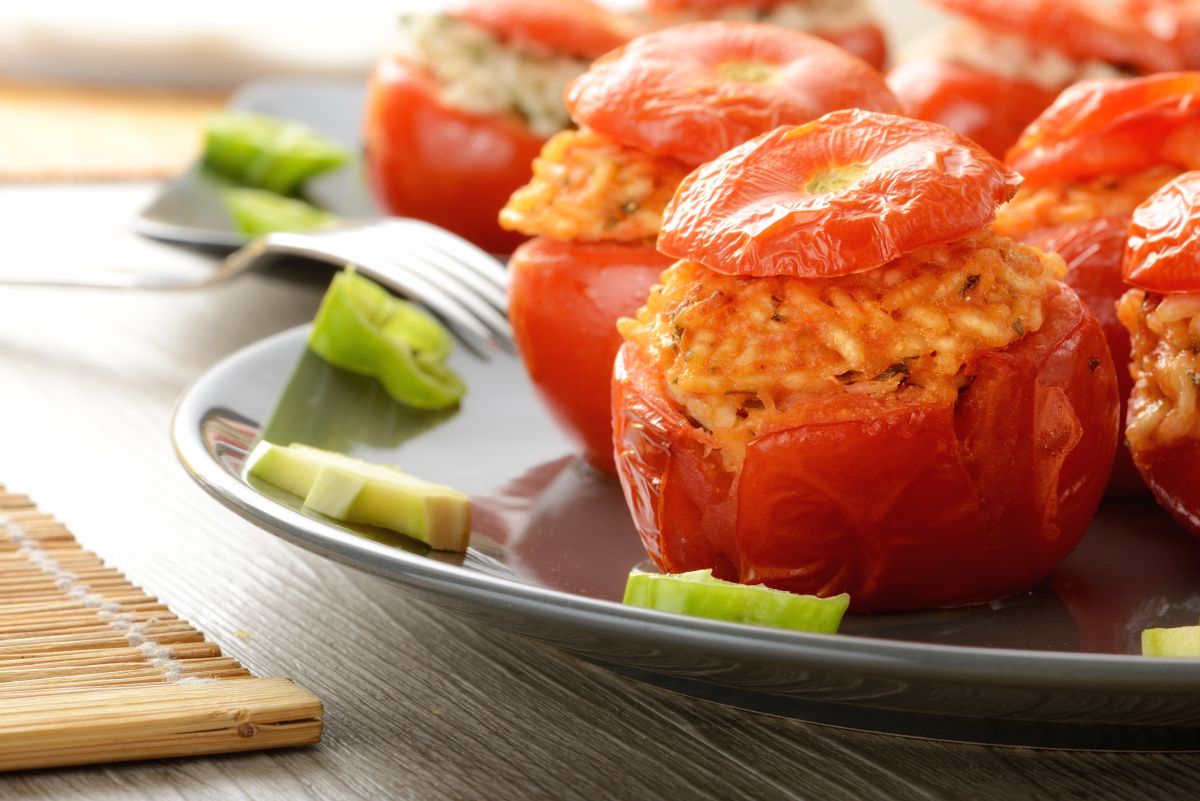 Pomodori ripieni di riso, un primo piatto facile da preparare 2 pomodori ripieni a dieta