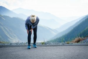 Artrite: che cos&rsquo;&egrave;, differenze con l&rsquo;artrosi, sintomi, cause, cura e dieta antinfiammatoria
