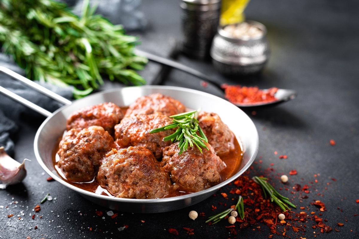 Carni rosse: quali sono, i vari tagli, valori nutrizionali, benefici, come cucinarle e quanta carne mangiare 10 carni rosse.: polpette al sugo