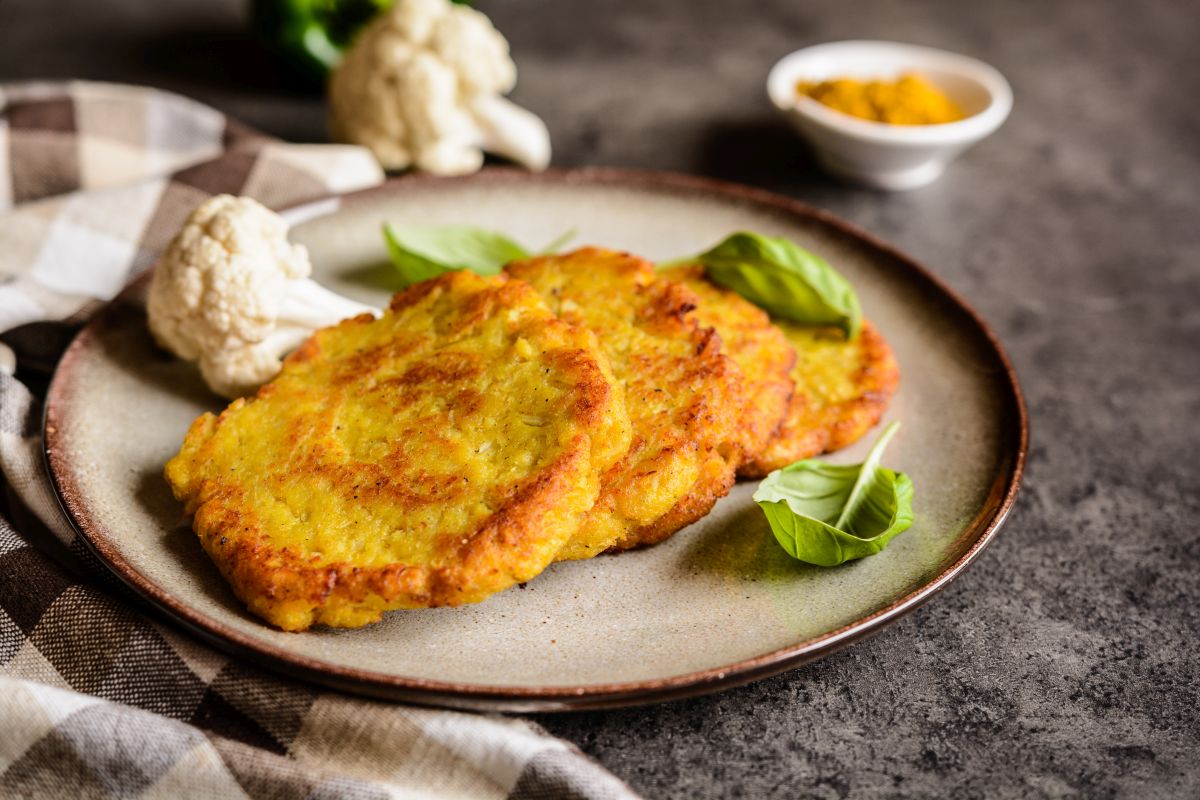 Frittelle di cavolfiore, golose, ricche e croccanti 4 frittelle di cavolfiore, tutte le sostituzioni da fare