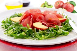 Insalata di misticanza e bresaola con frutta, leggera e golosa