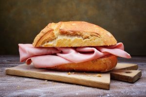 Panino con mortadella, un classico goloso in una veste tutta nuova