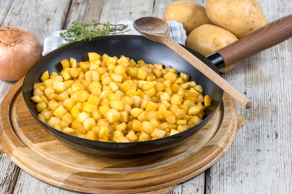 Ricette con le patate: le migliori da provare facilmente a casa 11 patate in padella: ricetta