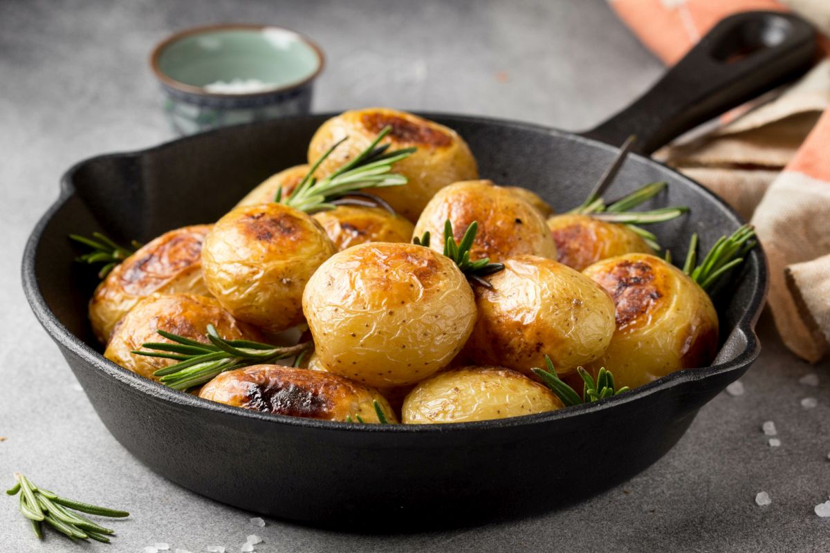 Patate in padella, il contorno goloso e anche leggero 5 patate in padella nella dieta e nei menù