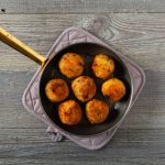 Polpette di miglio, un secondo leggero, nutriente e gluten-free 1 padella con 7 polpette di miglio