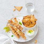 Souvlaki di pollo con chips di piadina: un secondo goloso, senza glutine e completo 1 Souvlaki con chips di piadine ricetta