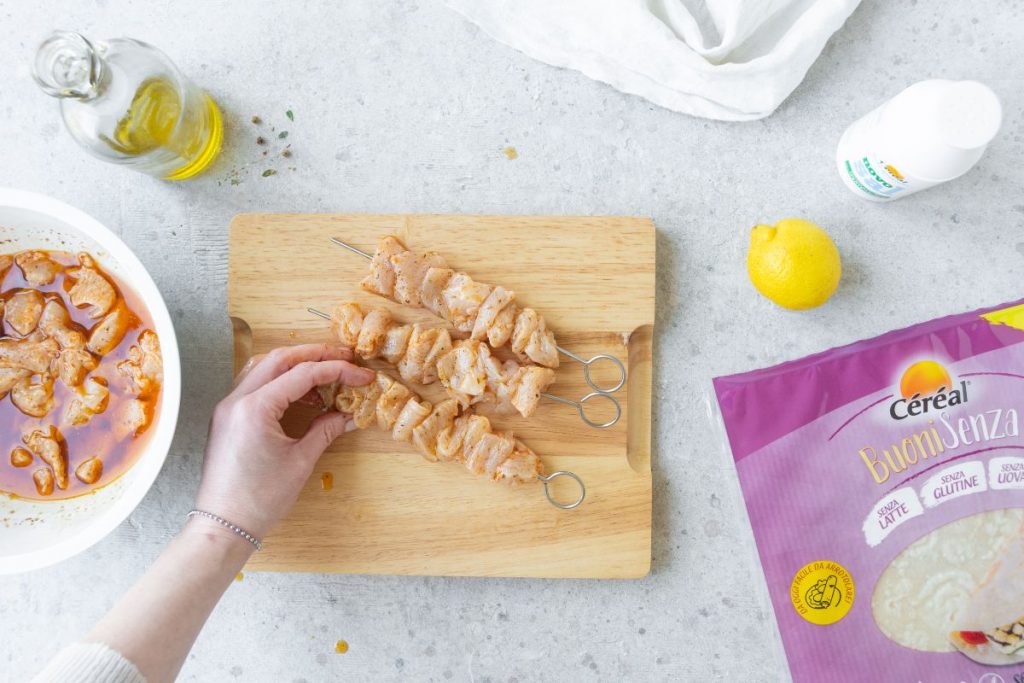 Souvlaki di pollo con chips di piadina: un secondo goloso, senza glutine e completo 6 souvlaki-step-5
