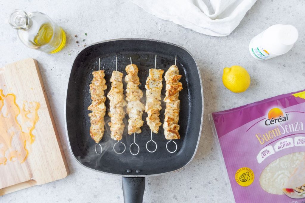 Souvlaki di pollo con chips di piadina: un secondo goloso, senza glutine e completo 7 souvlaki-step-6