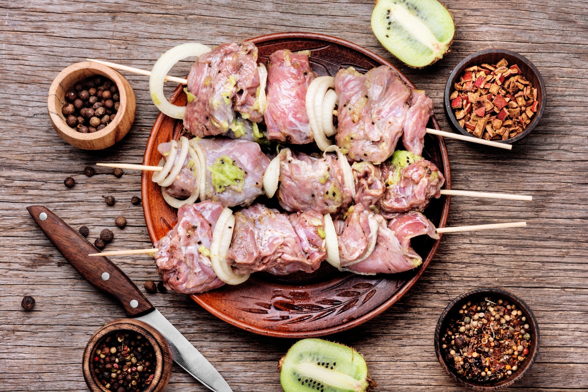 Kiwi: cos'è, calorie e valori nutrizionali, benefici e usi in cucina 7 spiedini di manzo con kiwi