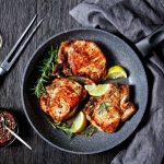 Braciole di maiale, un secondo gustoso e facilissimo da fare 2 braciole di maiale ricetta in padella e al forno