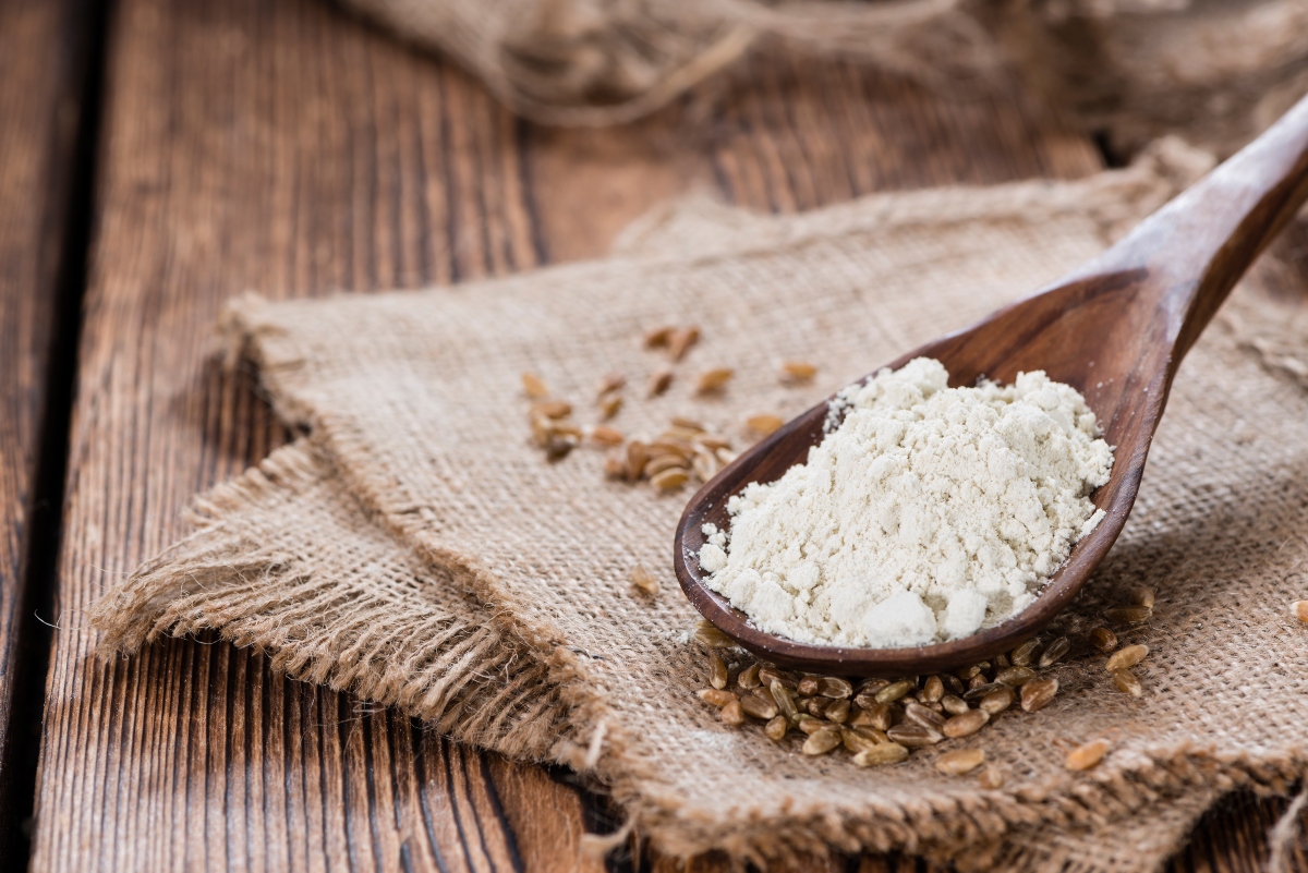 Farina di farro: proprietà, usi in cucina e ricette 1 un cucchiaio di legno colmo di farina di farro