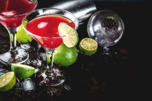 Cosmopolitan, il cocktail che ha rivoluzionato il costume