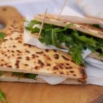 Piadina: impasto, come farcirla, calorie e ricetta originale romagnola 3 una piadina farcita tagliata a metà