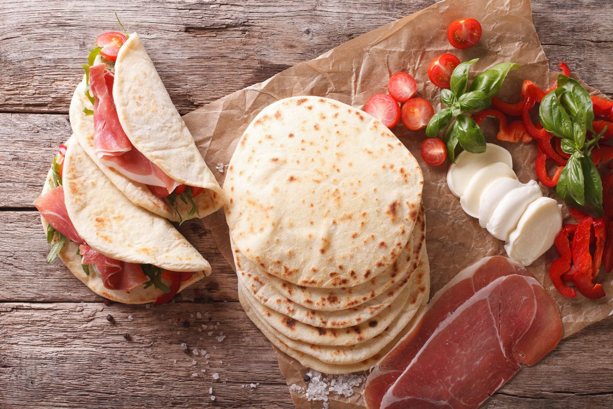 Piadina: impasto, come farcirla, calorie e ricetta originale romagnola 1 piadina romagnola: alcune piadine impilate e due piccole farcite accanto