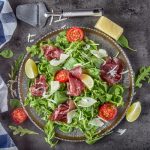 Insalata con mozzarella e bresaola: una ricetta fresca e sana 1 ricetta insalata con mozzarella e bresaola