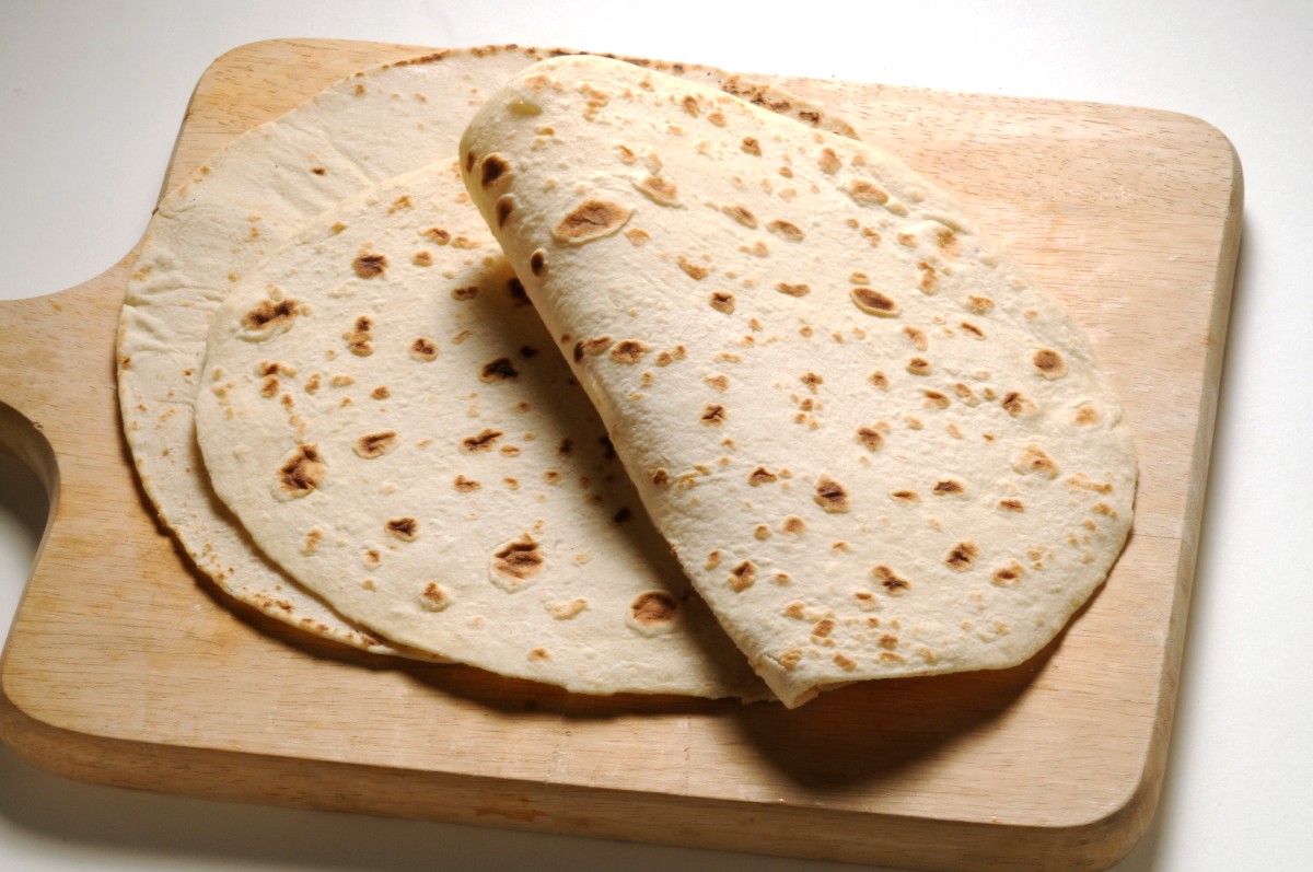 Piadina: impasto, come farcirla, calorie e ricetta originale romagnola 4 tre piadine appena cotte su un tagliere