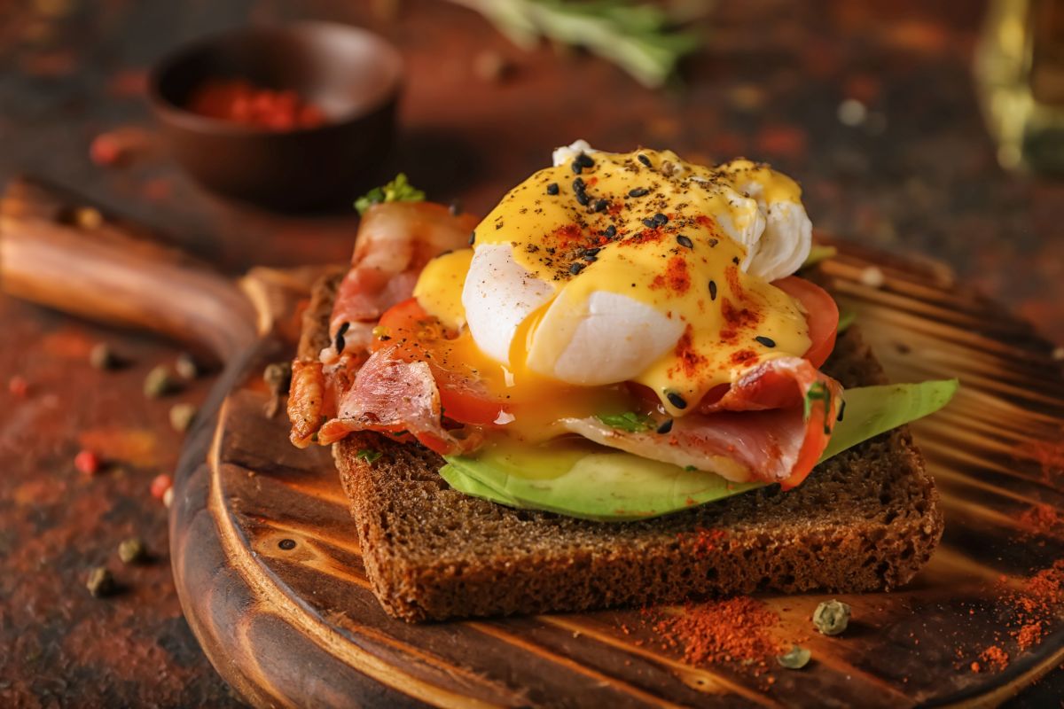 Uova alla Benedict, un goloso piatto americano per la tua colazione 3 ricetta uova alla Benedict