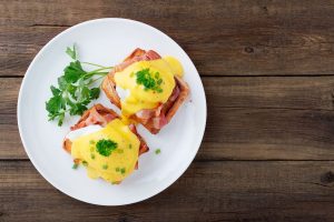 Uova alla Benedict, un goloso piatto americano per la tua colazione